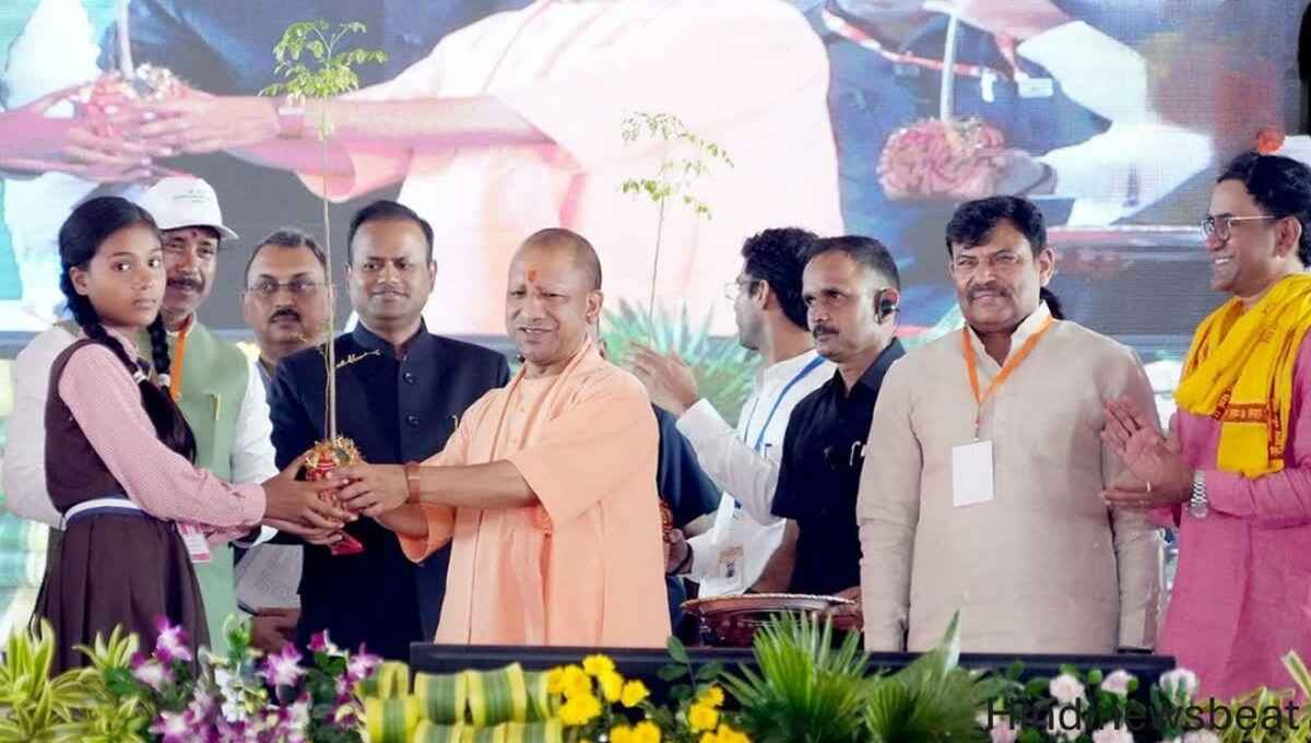 CM Yogi vs Akhilesh